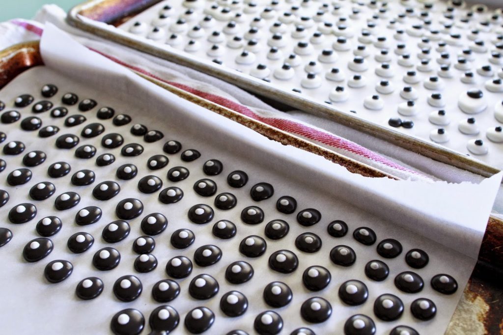 Making Your Own Googley Candy Eyes For Halloween Treats