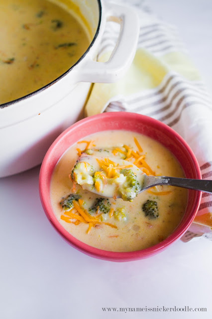 Let's make this Cheesy Bacon and Broccoli Soup! The recipe looks easy and so delicious! | My Name Is Snickerdoodle Let's make this Cheesy Bacon and Broccoli Soup! The recipe looks easy and so delicious! | My Name Is Snickerdoodle