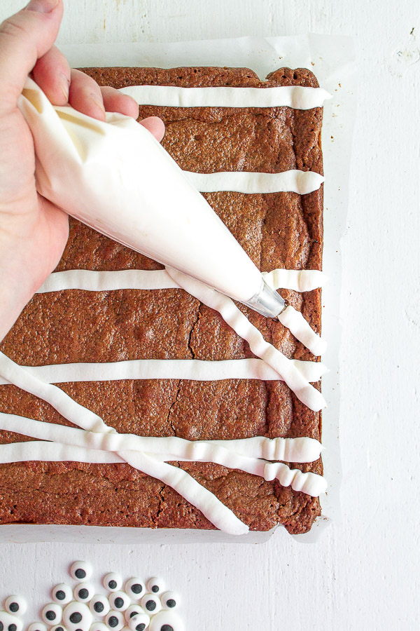 How to frost Mummy Brownies