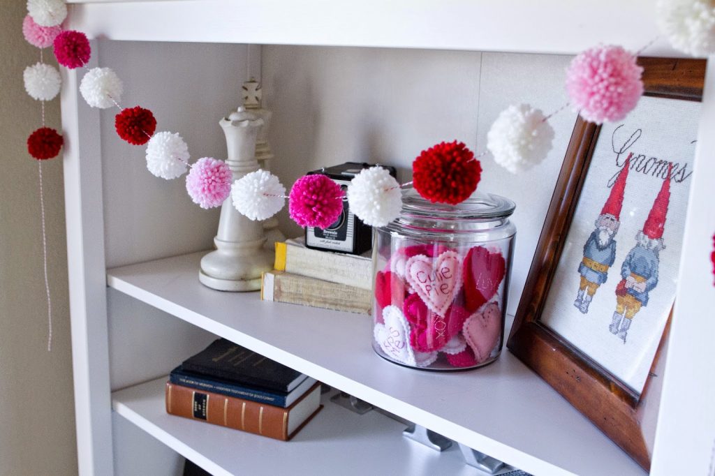 This pom pom garland is perfect for Valentine's Day!