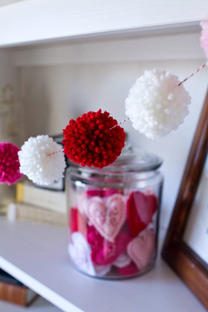 Super cute holiday pom pom garland!
