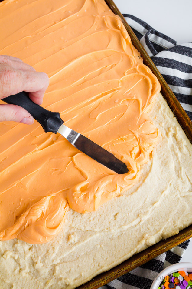 Frosting sugar cookie bars